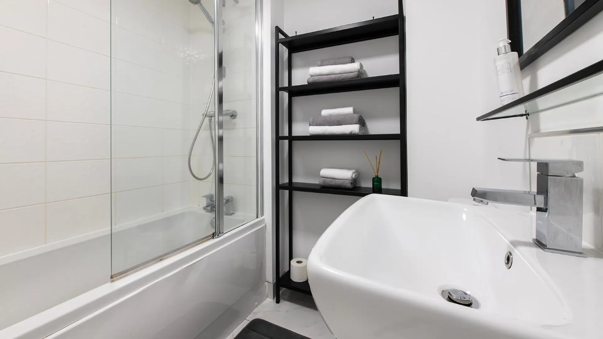 Edinburgh Luxury 4 Bedroom Townhouse With Free Parking