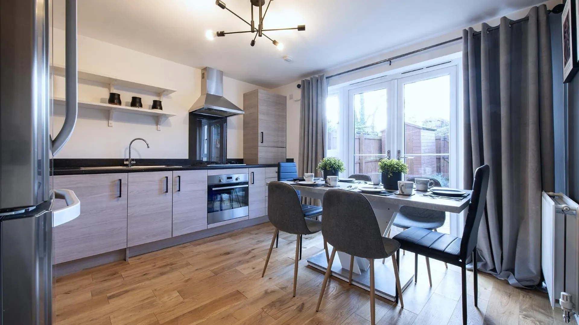 Edinburgh Luxury 4 Bedroom Townhouse With Free Parking Apartment